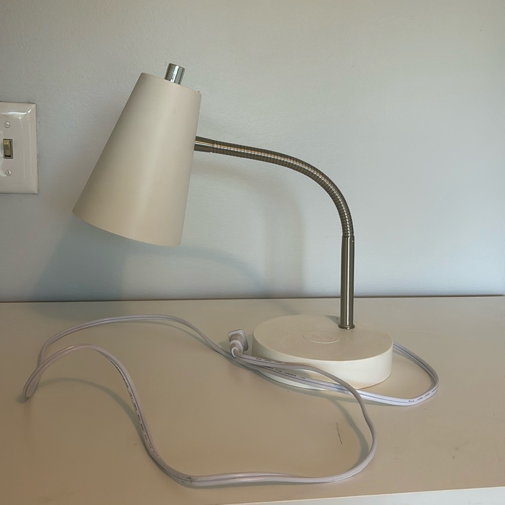 Lamp with charging pad